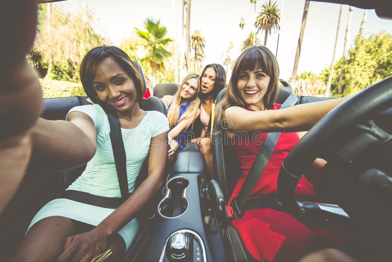 Femmes ayant l'amusement tout en conduisant à Beverly Hills