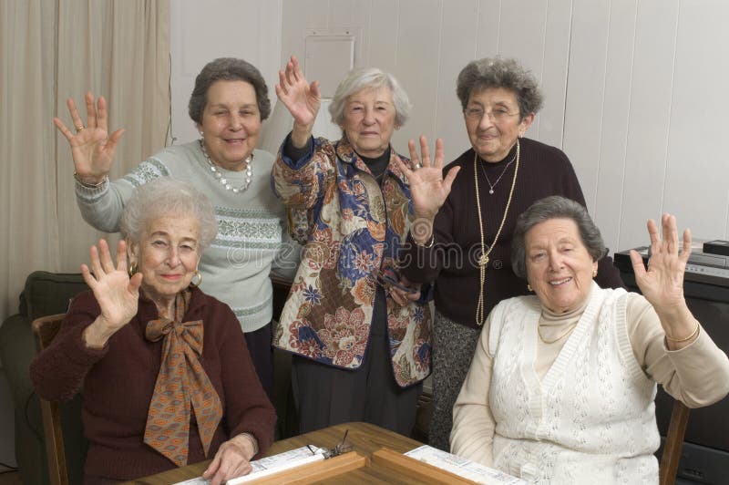 Femmes aînés à la table de jeu image stock Femmes aînés à la table de jeu image stock