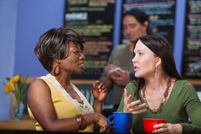 Femmes calmes dans la conversation photographie stock