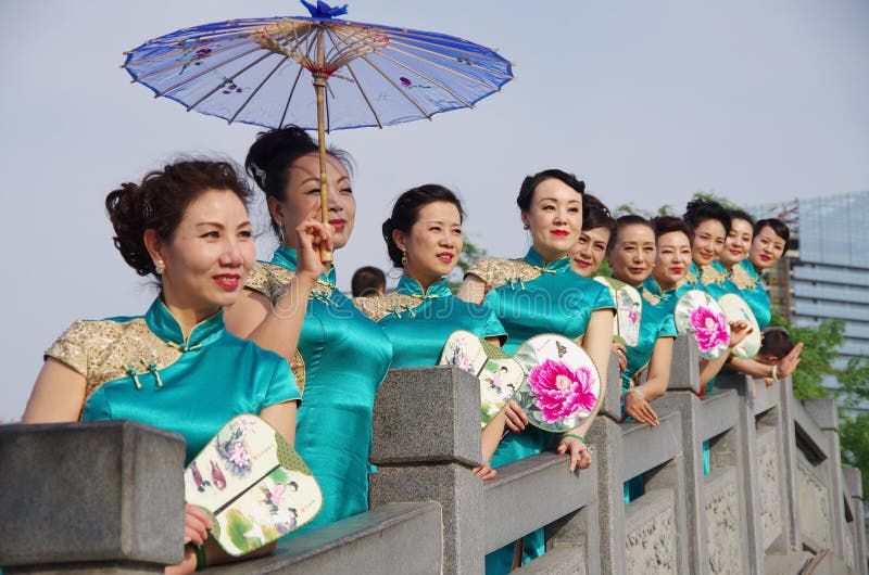Femmes chinoises dans le qipao photographie stock Femmes chinoises dans le qipao photographie stock
