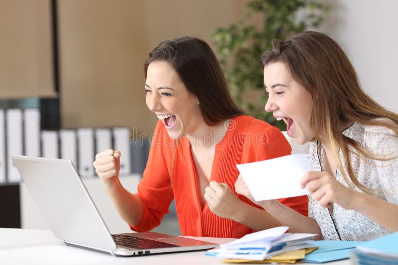 Femmes d'affaires enthousiastes lisant de bonnes actualités image libre de droits Femmes d'affaires enthousiastes lisant de bonnes actualités image libre de droits
