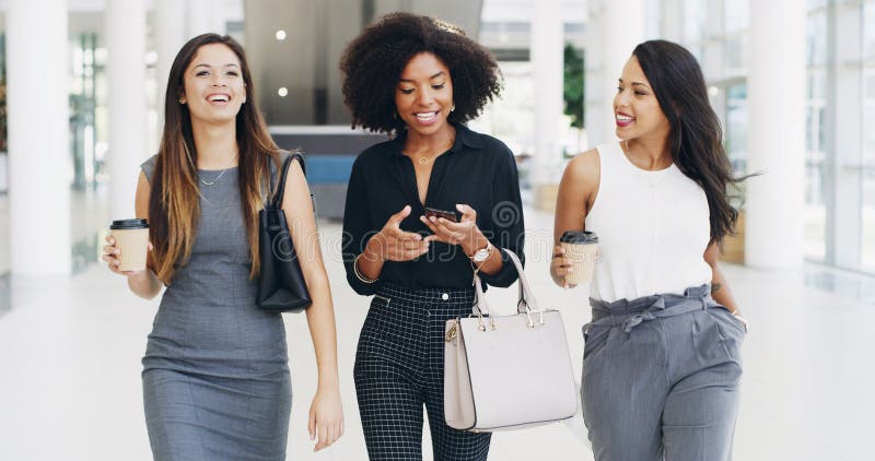 Femmes d'affaires marchant et équipe au bureau pour la conversation créative café et réseau avec téléphone. Travailleurs heureux image stock
