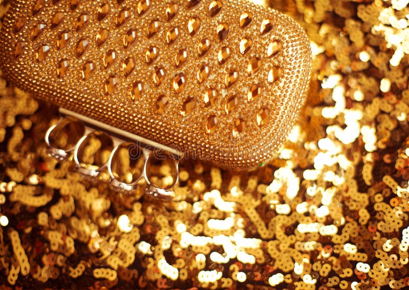 D'or Les Vêtements Et Les Accessoires Des Femmes Chaussures Mode De Luxe  Photo stock - Image du gemme, cristal: 70552954