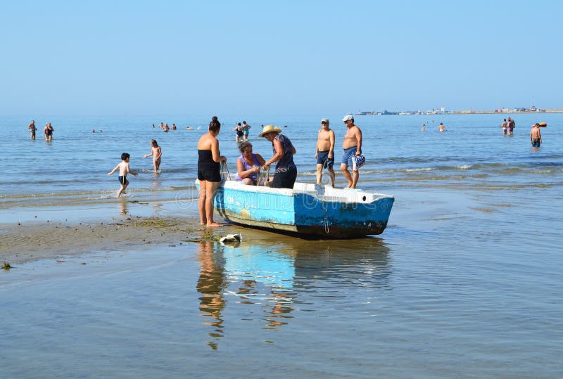 Femmes dans le bateau de pêche sur la plage de Durres, Albanie image libre de droits Femmes dans le bateau de pêche sur la plage de Durres, Albanie image libre de droits