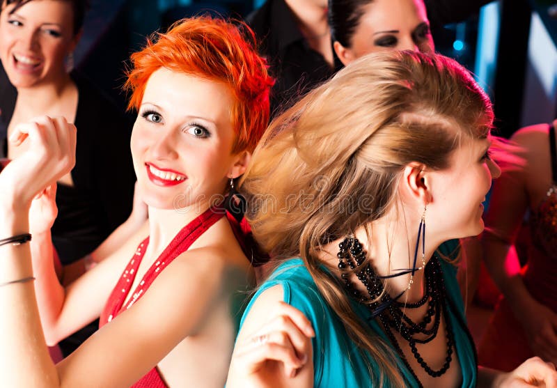 Femmes Dans Le Club Ou La Danse De Disco Image stock  Image du club