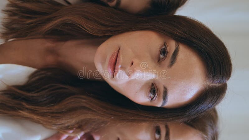 Femmes de soutien embrasser ensemble closeup. modèles optimisés regarder la caméra verticale banque de vidéos