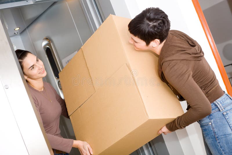 Femmes déménageant à la maison photos stock Femmes déménageant à la maison photos stock
