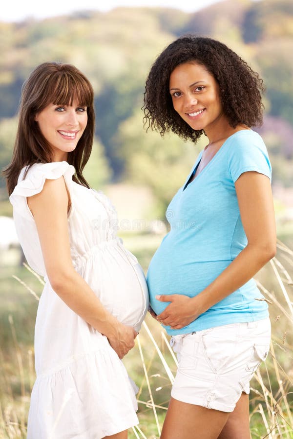 Les Femmes Enceintes Marchent En Nature Portrait D'une Jeune Femme