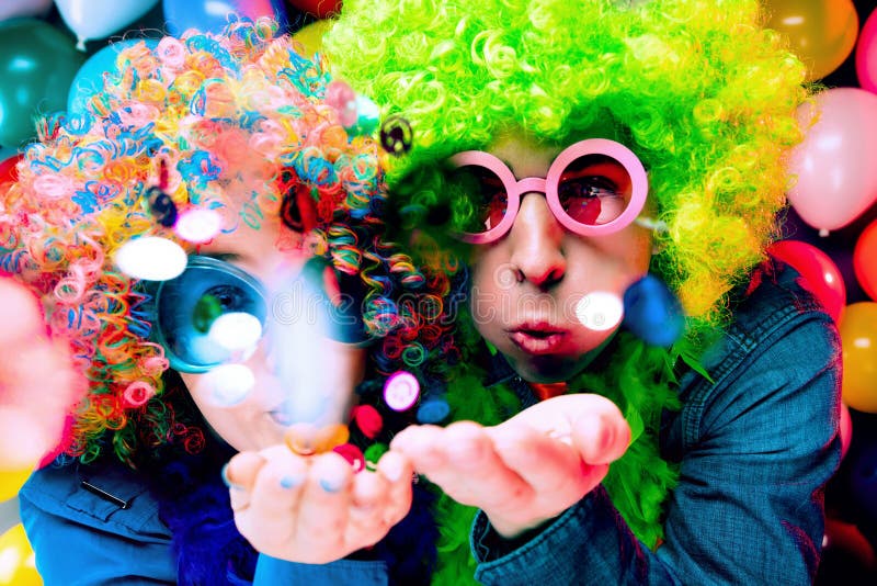 Femmes et hommes célébrant à la partie pour la veille de nouvelles années ou le carnaval photo libre de droits Femmes et hommes célébrant à la partie pour la veille de nouvelles années ou le carnaval photo libre de droits