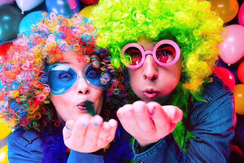 Femmes et hommes célébrant à la partie pour la veille de nouvelles années ou le carnaval photo libre de droits Femmes et hommes célébrant à la partie pour la veille de nouvelles années ou le carnaval photo libre de droits