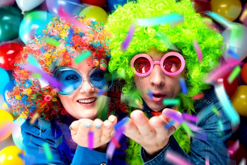 Femmes et hommes célébrant à la partie pour la veille de nouvelles années ou le carnaval images libres de droits Femmes et hommes célébrant à la partie pour la veille de nouvelles années ou le carnaval images libres de droits