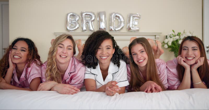 Femmes et le visage dans le lit pour la fête de la douche nuptiale et le sourire dans la chambre d'hôtel. amis heureux et épouse banque de vidéos