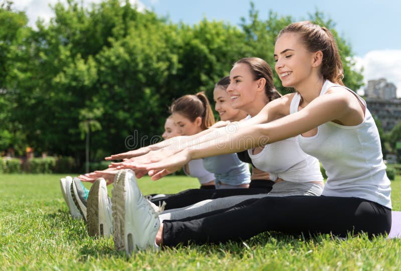 Femmes gaies faisant des exercices de sport photos libres de droits Femmes gaies faisant des exercices de sport photos libres de droits