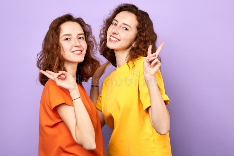 Femmes magnifiques de brune regardant la caméra, exprimant l'émotion positive image libre de droits Femmes magnifiques de brune regardant la caméra, exprimant l'émotion positive image libre de droits