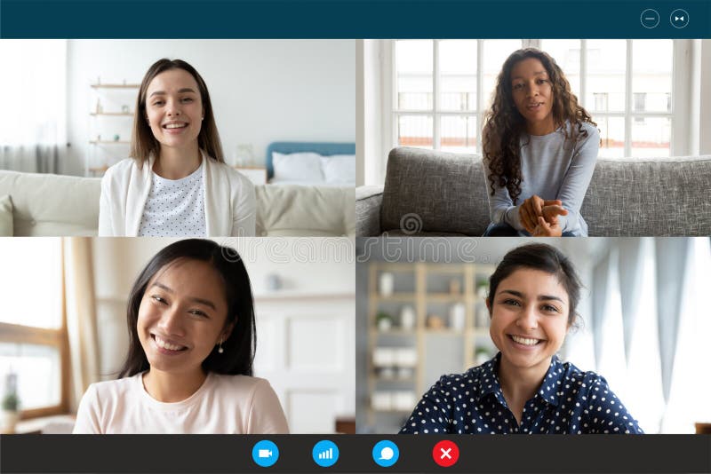 Femmes multiethniques de vue de webcam d'écran d'ordinateur portable impliquées dans l'appel vidéo de groupe photo libre de droits