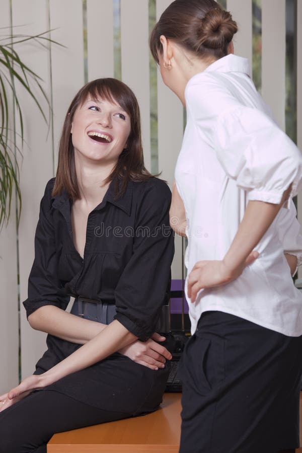 Femmes par conversation dans le bureau photo stock