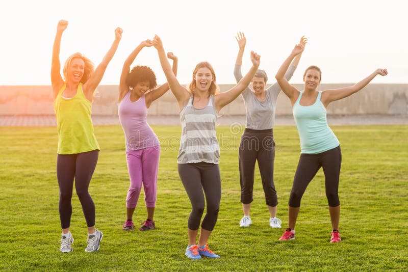 Femmes sportives heureuses dansant pendant la classe de forme physique images libres de droits Femmes sportives heureuses dansant pendant la classe de forme physique images libres de droits