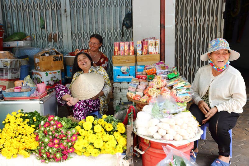 Femmes vietnamiennes plumant les cheveux blancs sur un marché humide traditionnel photos stock Femmes vietnamiennes plumant les cheveux blancs sur un marché humide traditionnel photos stock