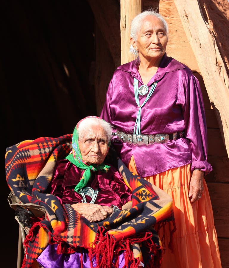 Femmes âgées sages de Navajo à l'extérieur