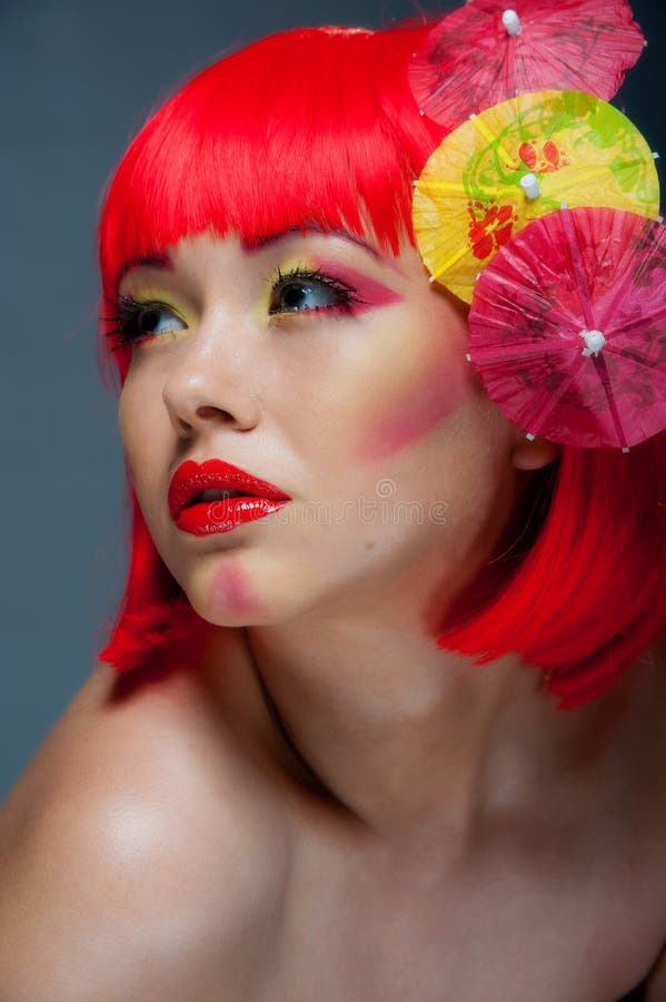 Femmina abbastanza giovane con trucco variopinto fotografia stock libera da diritti Femmina abbastanza giovane con trucco variopinto fotografia stock libera da diritti