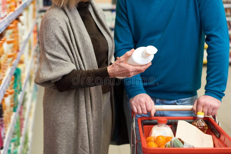 Femmina adulta che mostra il marito shampoo o gel per la doccia in una bottiglia di plastica fotografia stock