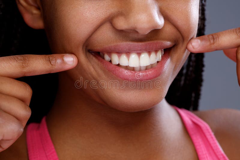 Femmina africana che indica i suoi denti, fine su immagini stock libere da diritti Femmina africana che indica i suoi denti, fine su immagini stock libere da diritti