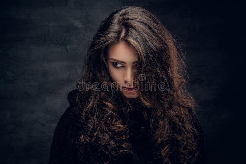 Femmina castana vestita in un maglione nero