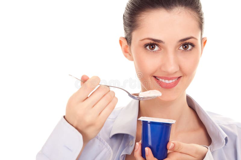 Femmina che gode del gusto di yogurt
