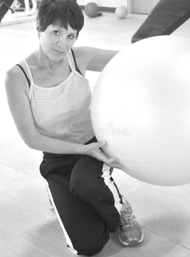 Femmina con pallone yoga immagini stock libere da diritti Femmina con pallone yoga immagini stock libere da diritti
