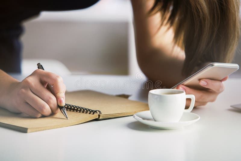 Femmina con scrittura del telefono immagine stock Femmina con scrittura del telefono immagine stock