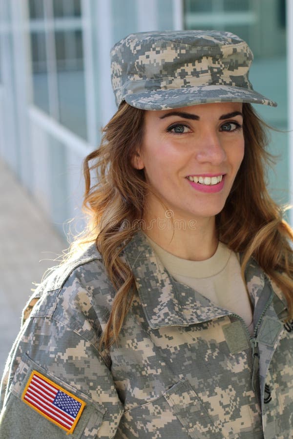 Femmina militare che sorride - immagine di riserva fotografie stock libere da diritti Femmina militare che sorride - immagine di riserva fotografie stock libere da diritti