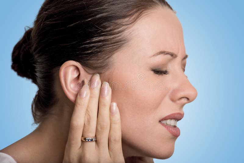 Femminile malato di profilo laterale giovane avendo dolore di orecchio