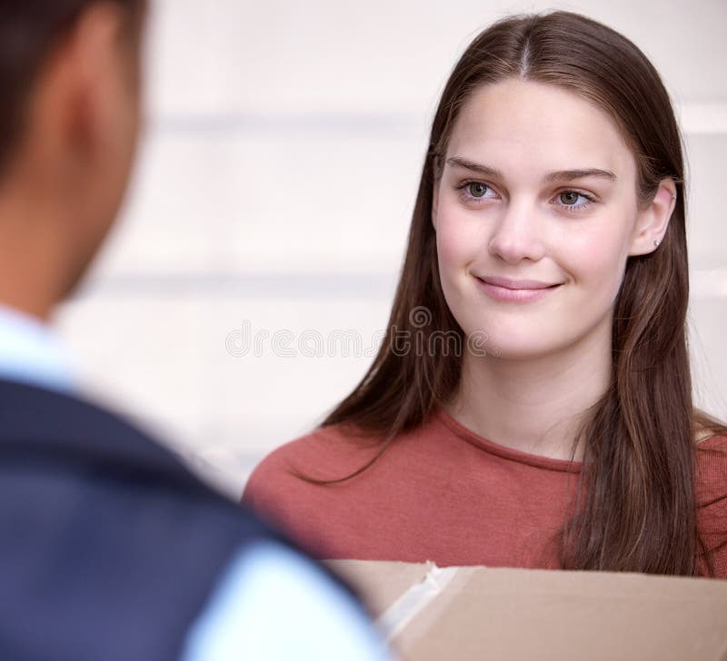 Femminile: pacchetto e sorriso per la consegna alla porta principale o distribuzione con corriere. Donna fotografia stock