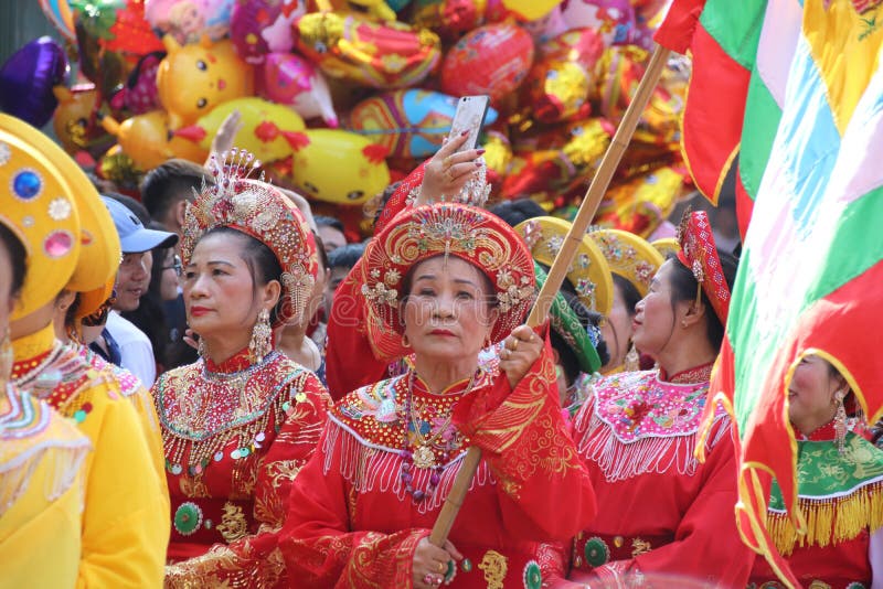 Femminili in abiti tradizionali durante la processione del festival Dong Ky FIrecracker fotografia stock libera da diritti Femminili in abiti tradizionali durante la processione del festival Dong Ky FIrecracker fotografia stock libera da diritti
