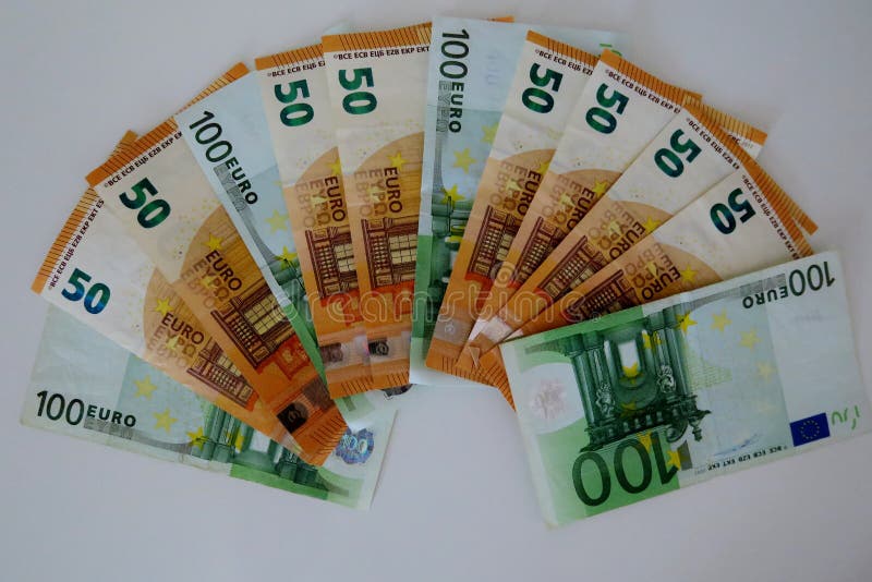 Femtio och hundra euro på en vit bakgrund royaltyfri bild Femtio och hundra euro på en vit bakgrund royaltyfri bild