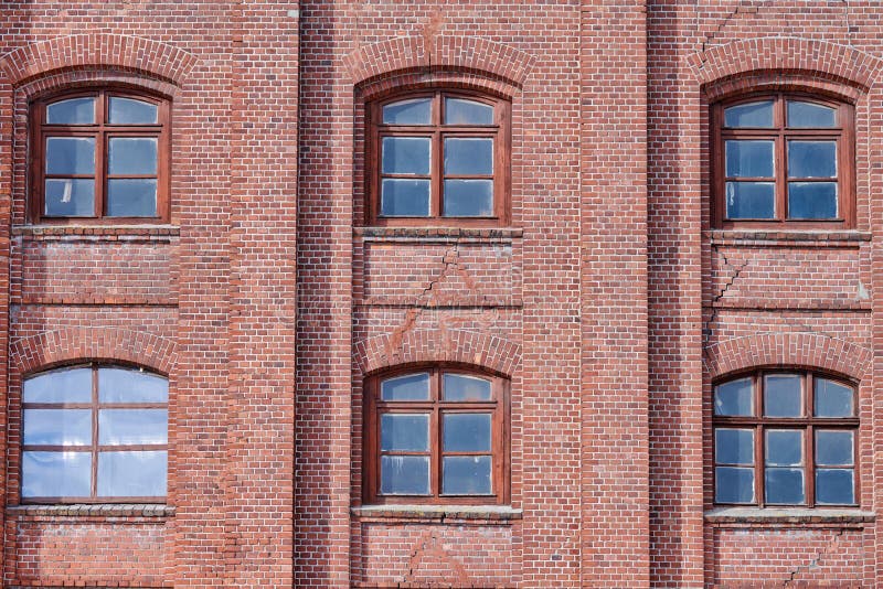 6 Fenêtres En Verre Cintré Dans Un Mur En Brique Rouge Image stock - Image  du pierre, décoration: 215153993