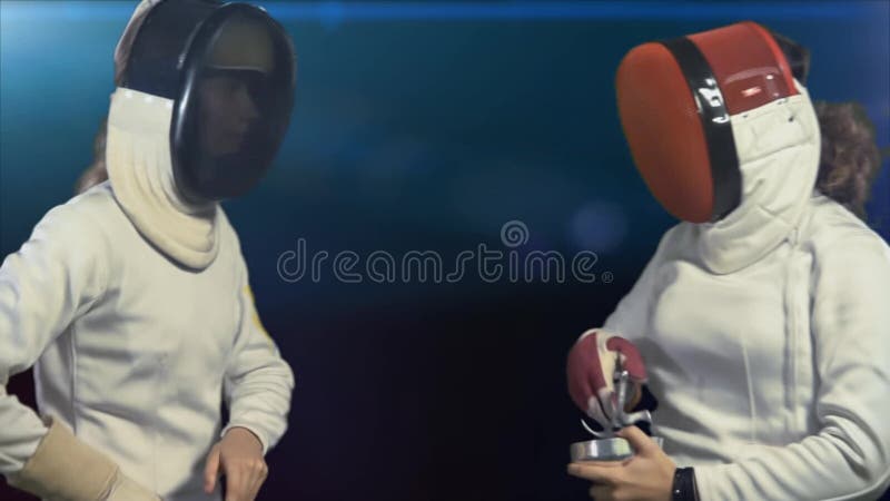 Fencer pose un masque et devient une position de combat de clôture banque de vidéos