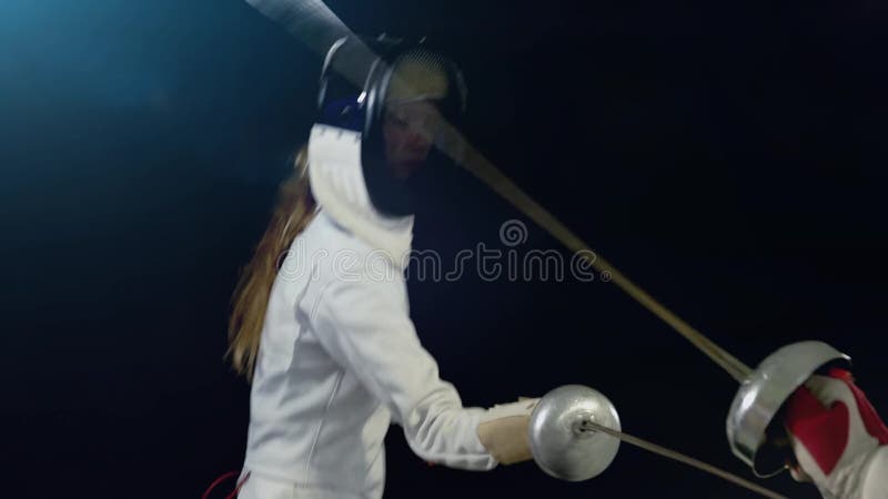 Fencer pose un masque et devient une position de combat de clôture banque de vidéos