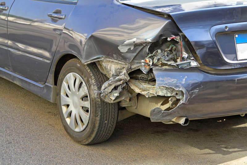 Guardabarros beber operación accidente trasero auto dano.