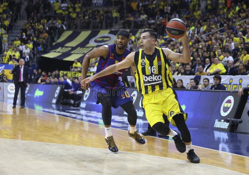 Basketball Player Brandon Davies of FC Barcelona in Action Editorial Stock  Photo - Image of eurolega, arena: 183930373