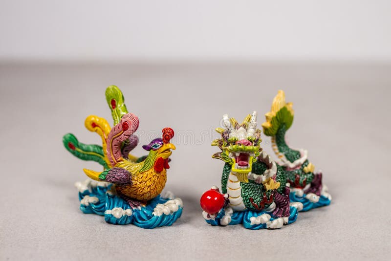 Feng Shui Chinese Phoenix et Dragon Love Relationship Symbols sur Gray Grey White Backround photo stock Feng Shui Chinese Phoenix et Dragon Love Relationship Symbols sur Gray Grey White Backround photo stock