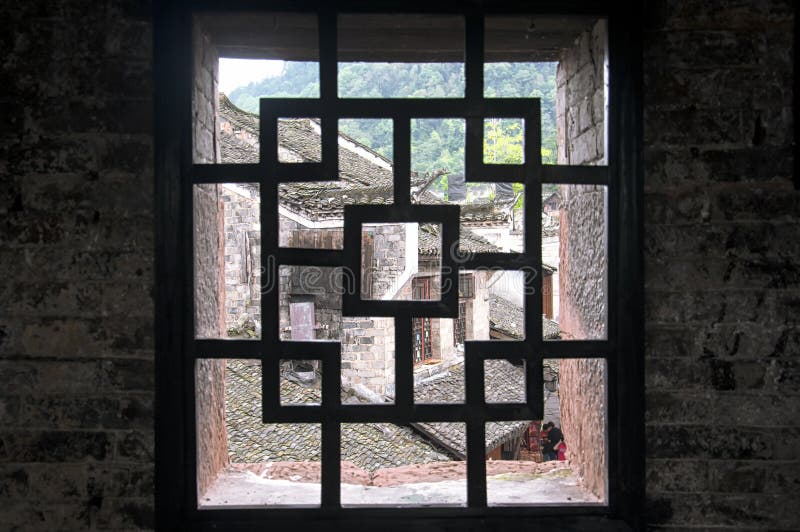 Guardando negli edifici di Fenghuang città antica, attraverso una finestra, nella provincia di hunan in cina.