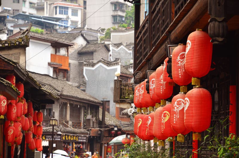 Fenghuang, China - 15 de maio de 2017: A decoração do guarda-chuva vermelho nas ruas da cidade antiga de Phoenix da cidade antiga imagem de stock Fenghuang, China - 15 de maio de 2017: A decoração do guarda-chuva vermelho nas ruas da cidade antiga de Phoenix da cidade antiga imagem de stock