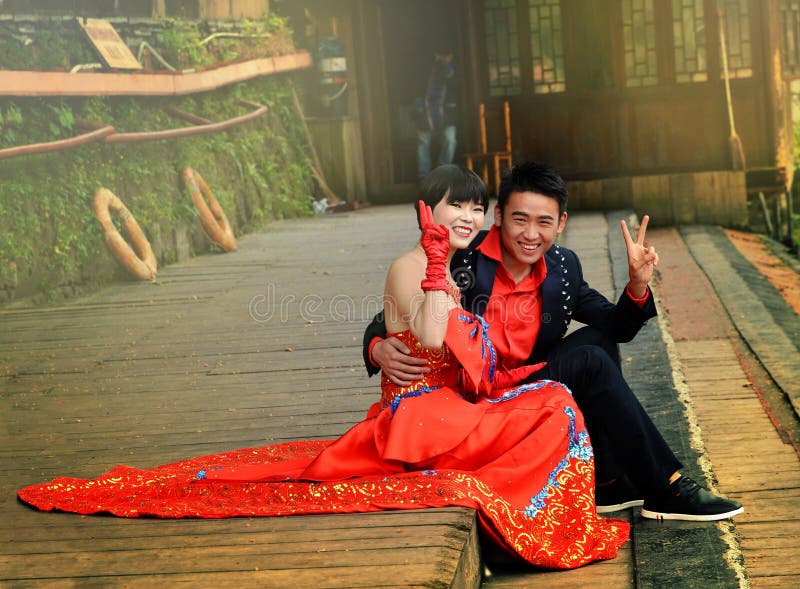 Fenghuang, China - 15 de maio de 2017: Resto novo feliz do casal em Fenghuang, China foto de stock Fenghuang, China - 15 de maio de 2017: Resto novo feliz do casal em Fenghuang, China foto de stock