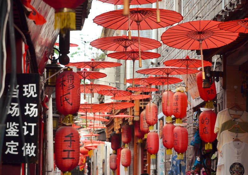 Fenghuang, China - Mei 15, 2017: De decoratie van rode paraplu op de straten van van de Stadsphoenix van Fenghuang de Oude oude s royalty-vrije stock fotografie Fenghuang, China - Mei 15, 2017: De decoratie van rode paraplu op de straten van van de Stadsphoenix van Fenghuang de Oude oude s royalty-vrije stock fotografie