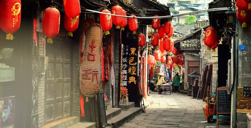 Fenghuang Kina - Maj 15, 2017: Shoppar gatan nära Phoenix Hong Bridge i Fenghuang arkivbilder Fenghuang Kina - Maj 15, 2017: Shoppar gatan nära Phoenix Hong Bridge i Fenghuang arkivbilder