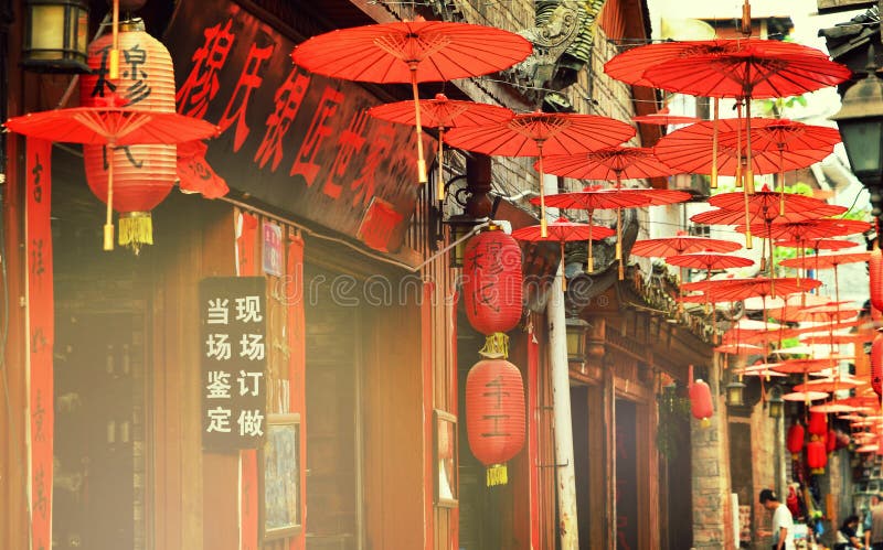 Fenghuang, Китай - 15-ое мая 2017: Украшение красного зонтика на улицах древнего города Феникса древнего города Fenghuang стоковое фото Fenghuang, Китай - 15-ое мая 2017: Украшение красного зонтика на улицах древнего города Феникса древнего города Fenghuang стоковое фото
