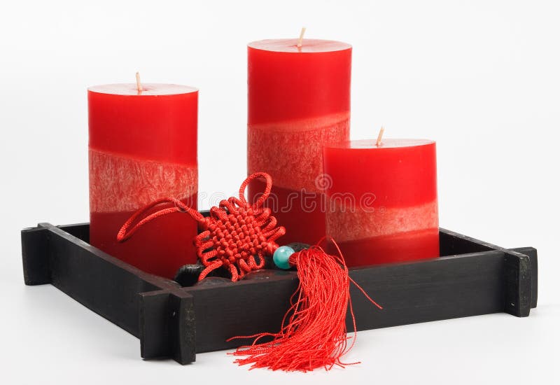 Fengshui cinese ha impostato (talismano, candele rosse e st immagine stock Fengshui cinese ha impostato (talismano, candele rosse e st immagine stock