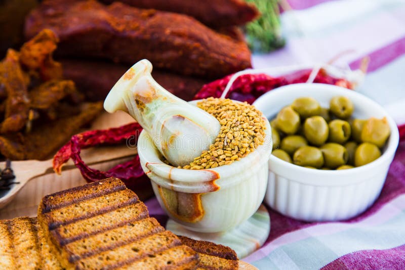 Feno-grego em pratos de porcelana Guloseimas da carne, azeitonas, pepp vermelho fotos de stock Feno-grego em pratos de porcelana Guloseimas da carne, azeitonas, pepp vermelho fotos de stock