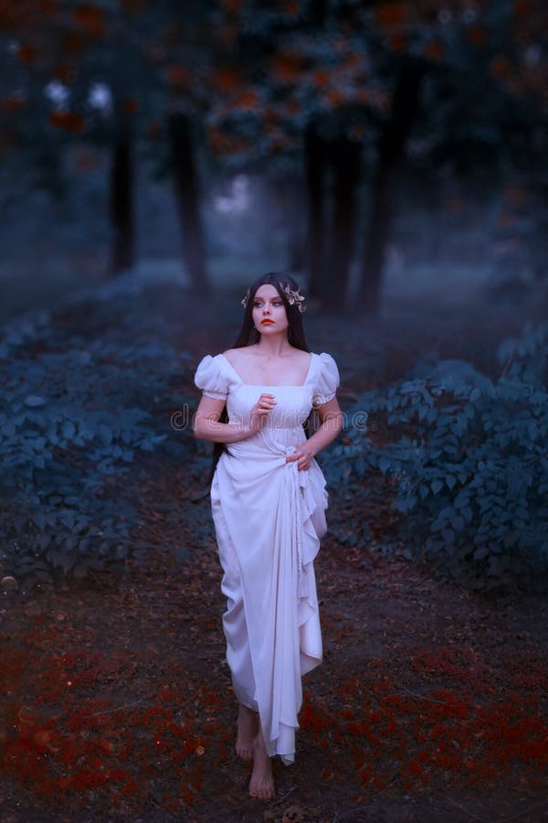 Fenomenalna, nieprawdopodobna Grecka bogini miłość, Aphrodite, pochodził ziemia Młoda kobieta z długim ciemnym włosy w bielu fotografia royalty free Fenomenalna, nieprawdopodobna Grecka bogini miłość, Aphrodite, pochodził ziemia Młoda kobieta z długim ciemnym włosy w bielu fotografia royalty free